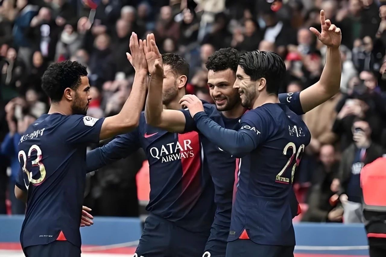 包含巴黎圣日耳曼险胜马竞，博格巴梅开二度英超的词条