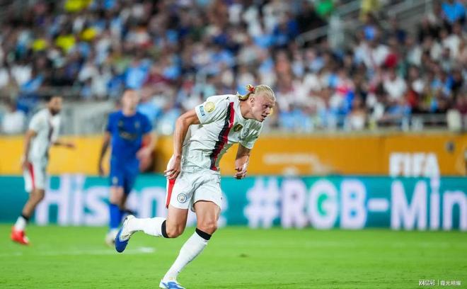 关于足坛新秀表现出色，引发球迷热议的信息